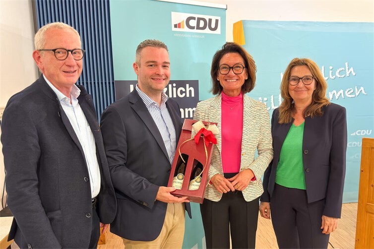 CDU-Kreisvorsitzende Petra Schneider MdL bedankt sich bei Staatssekretär Torsten Welling für die seinen Gastbeitrag beim Kreisparteitag. (v.l.n.r.) Guido Orthen MdL, Staatssekretär Torsten Welling, Petra Schneider MdL und Mechthild Heil MdB