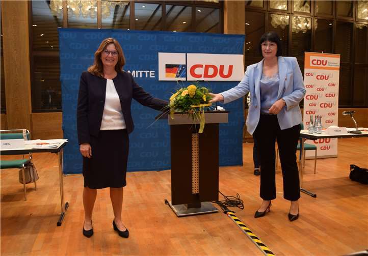 CDU-Kreisvorsitzende gratuliert Anette Moesta in gebührendem Corona-Abstand zur Wahl.