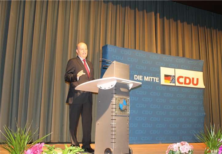 CDU Kreisvorsitzender Dr. Adolf Weiland wies in seinem Redebeitrag auf bestehende Missstände im Land hin.