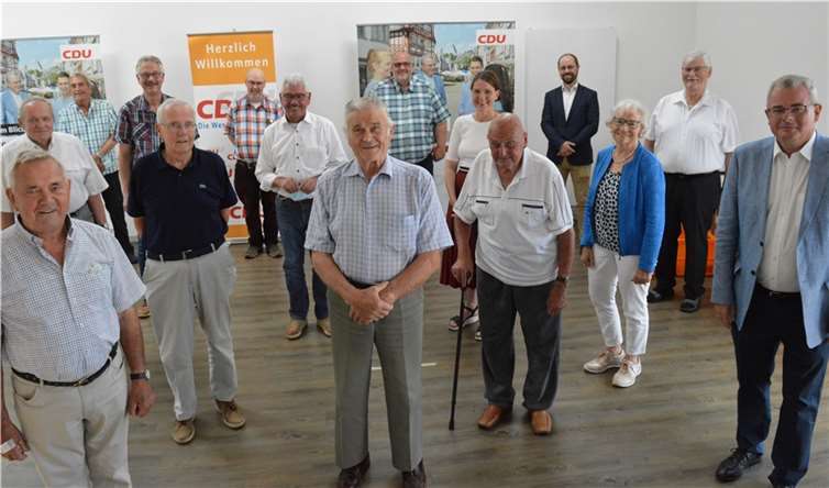 CDU-Kreisvorsitzender Dr. Andreas Nick MdB mit (v.l.n.r.) Erhard Nilges, Erwin Scheffen, Hartmut Pfeifer, Heinz Görtz, Heinz Hoffmann, Wolfgang Stein, Günther Beuler, Reinhold Kern, Klaus Baumann, Nicole Petry, Josef Mai, Markus Herbort, Annerose Kind und Willi Greschner. Foto: privat