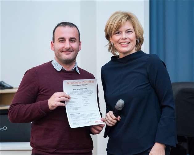 CDU-Landesvorsitzende und Bundesministerin Julia Klöckner überreichte Reneh Haddad das Zertifikat. CDU RLP
