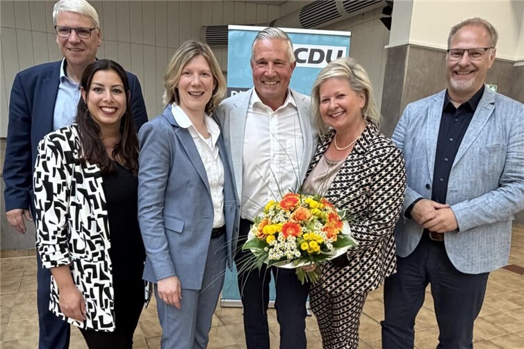 CDU-Landratskandidat Klaus Lütkefedder (Bildmitte) will „enkeltaugliche Politik“ umsetzen. Gemeinsam mit (v.l.n.r.) Dr. Stephan Krempel, Kathrin Evrem, Jenny Groß, Margitta Lütkefedder und Harald Orthey MdB