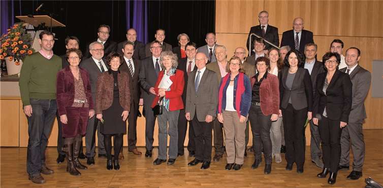CDU-Landratskandidat Sebastian Schuster im Kreis der CDU-Kreistagskandidaten. privat