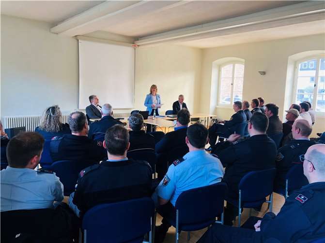 CDU-Landtagsabgeordnete Anke Beilstein hatte zu einer Brand- und Katastrophenschutzkonferenz eingeladen, zu der über 40 Männer und Frauen von Feuerwehren, Polizei, THW und DRK aus dem Kreis Cochem-Zell nach Treis-Karden gekommen sind. Foto: Alexandra Koch