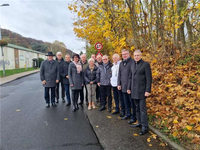 CDU-Landtagsabgeordnete Petra Schneider (4.v.l.) und Lokalpolitiker fordern Verbesserung der Sicherheit für Radfahrer. Foto: privat