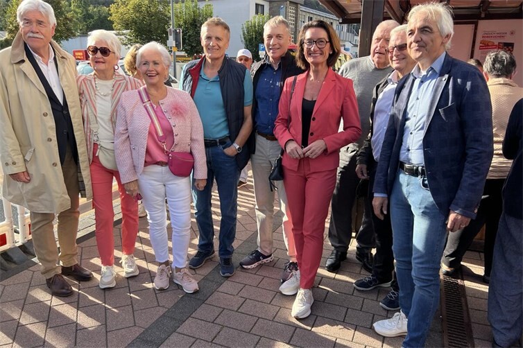 CDU-Landtagsabgeordnete Petra Schneider (Bildmitte) beim traditionellen Marktrundgang der CDU Bad Breisig