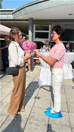 CDU-Landtagsabgeordnete Petra Schneider gratuliert Ricarda Funk zu ihren sportlichen Erfolgen.  Foto:CDU Bad Breisig