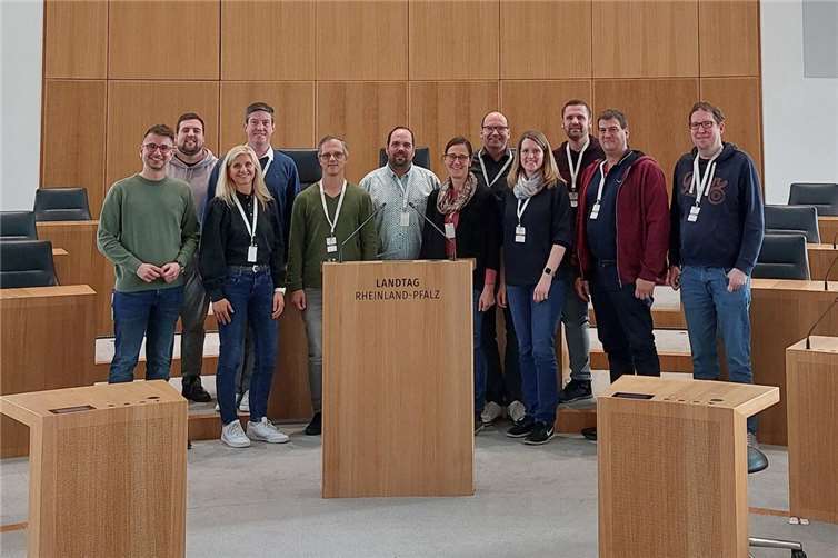 CDU-Landtagsabgeordneter Jens Münster (1. v.l.) begrüßt den Ortsgemeinderat Ellenz-Poltersdorf, mit Ortsbürgermeisterin Nicole Jobelius-Schausten (3.v.l.) im Mainzer Landtag. Foto: Maike Malzahn, Büro Jens Münster MdL