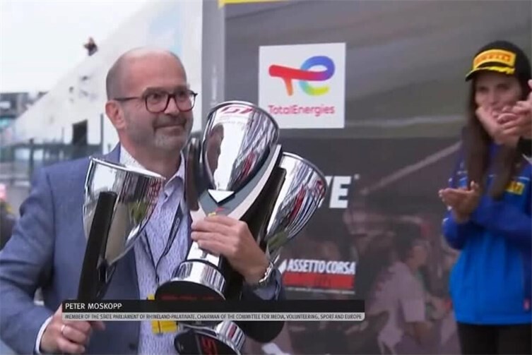 CDU-Landtagsabgeordneter Peter Moskopp erlebt die GT World Challenge am Nürburgring und übergibt die Pokale auf dem Siegerpodest 