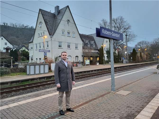 CDU-Landtagsabgeordneter Torsten Welling am Bahnhof Kobern-Gondorf. Foto: privat