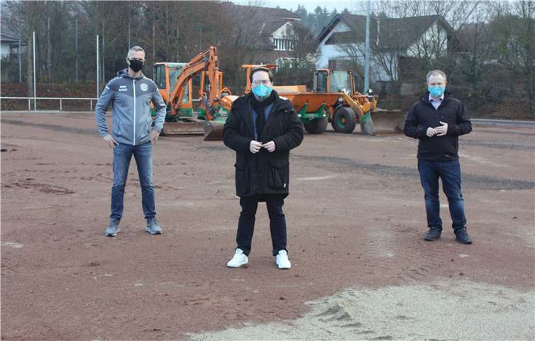 CDU-Landtagskandidat Pascal Badziong (Mitte) zusammen mit SSV-Präsident Martin Reuschenbach (l.) und Oberbürgermeister Jan Einig (r.) bei der Besichtigung der aktuellen Baustelle im Kieselborn-Stadion Heimbach-Weis.