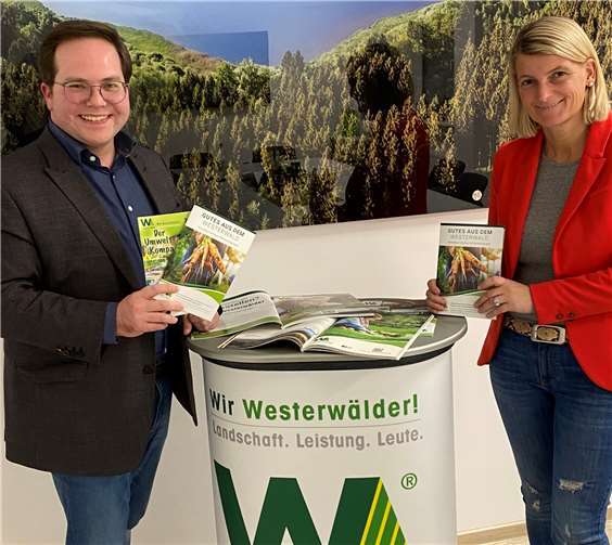 CDU-Landtagskandidat Pascal Badziong (l.) informierte sich bei Sandra Köster (r.) über die Arbeit der Gemeinschaftsinitiative „Wir Westerwälder“.Foto: CDU