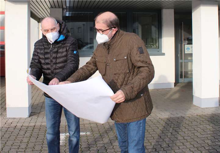 CDU-Landtagskandidat Peter Moskopp und Dr. Manfred Bretz, Fraktionsvorsitzender der CDU, vor dem Feuerwehrhaus Mülheim-Kärlich.Foto: privat