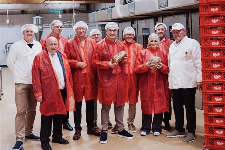 CDU-Landtagskandidat Philip Rünz (Mitte) gemeinsam mit der Mittelstandsbeauftragten der Bundesregierung, MdB Josef Oster sowie dem Gründer der Traditionsbäckerei Hoefer Wilfried Hoefer und Geschäftsführer Tobias Kröber bei einem Blick hinter die Kulissen.