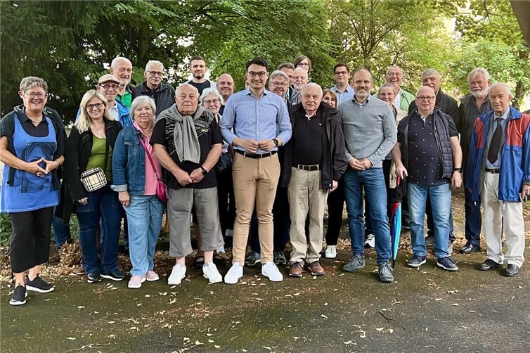 CDU-Landtagskandidat Philip Rünz (Mitte) mit JU-Vize Dennis Schaefers, Stadtrat Marius Jakob und weiteren Teilnehmern beim Besuch im Rechenzentrum des KGRZ. Der Austausch machte deutlich, wie zentral eine leistungsfähige digitale Infrastruktur für die Verwaltung der Zukunft ist. Foto: Michaela Cetto