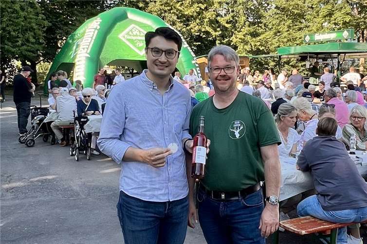 CDU-Landtagskandidat Philip Rünz (li.) und Schützenkönig Andreas Kerner beim Bürger- und Königsschießen in Güls.  Foto: Nina Kerner