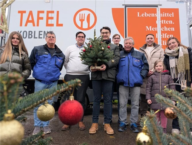 CDU-Landtagskandidat Philip Rünz überreicht gemeinsam mit seiner Jungen Union die festlich geschmückten Bäume an die Tafel Koblenz. In der Mitte Philip Rünz und der Tafel-Vorsitzende Peter Bäsch. Foto: Sandra Hürter