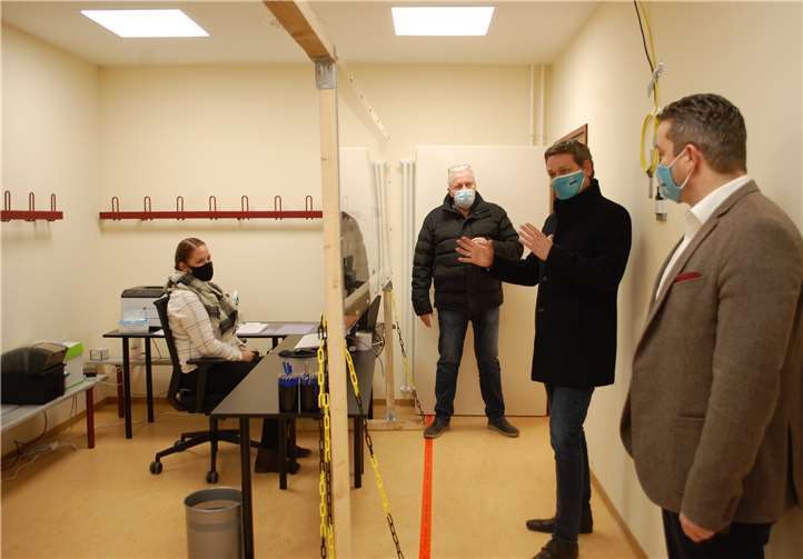 CDU-Landtagskandidat Torsten Welling, Christian Baldauf und Michael Erlemann (v.r.) im Gespräch mit einer Mitarbeiterin, die die Anmeldungen entgegennimmt.