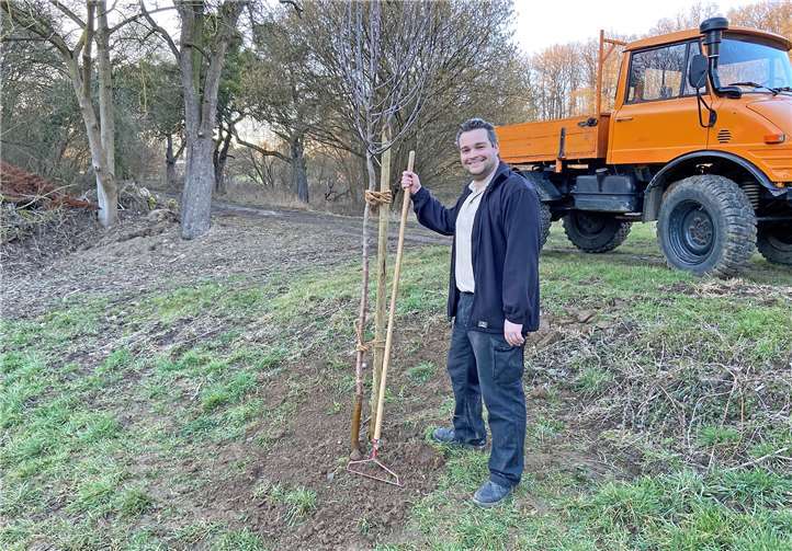 CDU-Landtagskandidat Torsten Welling hat einen Obstbaum gepflanzt. Foto: privat