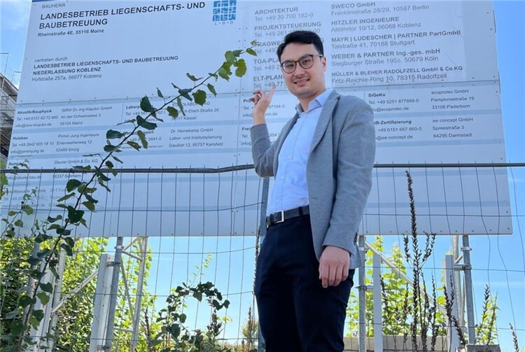 CDU-Landtagskandidat Philip Rünz fordert Aufklärung zu Kostenexplosion und Zeitverzug CDU-Landtagskandidat und Stadtrat Philip Rünz hat sich vor Ort im Koblenzer Gewerbe- und Technologiepark B9 ein Bild von der Baustelle des Landesuntersuchungsamts gemacht. Foto: Philip Rünz
