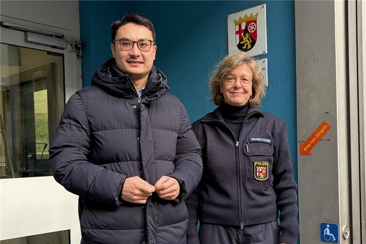 CDU-Landtagskandidat und Stadtrat Philip Rünz (links) im Austausch mit Polizei-Bezirksbeamtin Heike Monschauer (rechts).