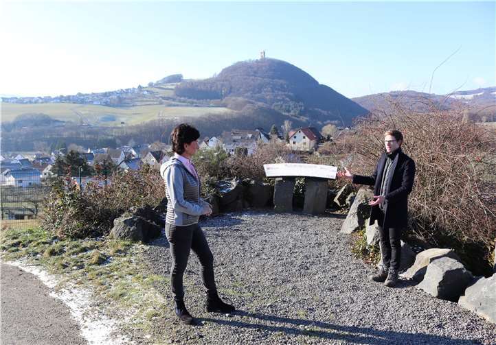 CDU Landtagskandidaten Petra Schneider (li.) informierte sich bei Sebastian Schmitt (Ortsbürgermeister Niederdürenbach) zu aktuellen Themen vor Ort. Foto: privat