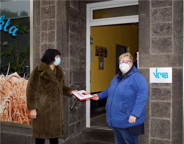 CDU-Landtagskandidatin Anette Moesta bedankt sich bei Anke Reinhold und ihren Mitarbeiterinnen vom Haus Thekla in Mendig und gratuliert zum 10-jährigen Bestehen. Foto: CDU Kreisverband Mayen-Koblenz