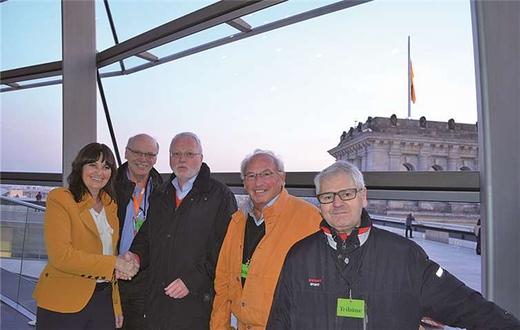CDU MdB Mechthild Heil begrüßt das 80. Mitglied der kreisstädtischen CDU Senioren Werner Steup (3.v.l.) im Bundestag in Berlin. Vorsitzender Manfred Kolling (2.v.l.), sein Stellvertreter Herbert Engel (2.v.r.) und Beisitzer Herbert Löffler-Gutmann (1.v.r.) freuen sich und sind stolz auf ihr 80. Mitglied.privat