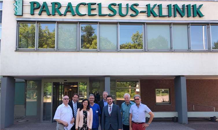 CDU-Mitglieder und Marion Krätz vor der Paracelsus-Klinik.privat