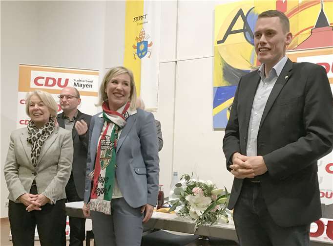CDU-Oberbürgermeisterkandidatin Sandra Karduck wurde abschließend mit einem Schal gut gerüstet für die kommende kalte Jahreszeit und den Mayener Karneval.