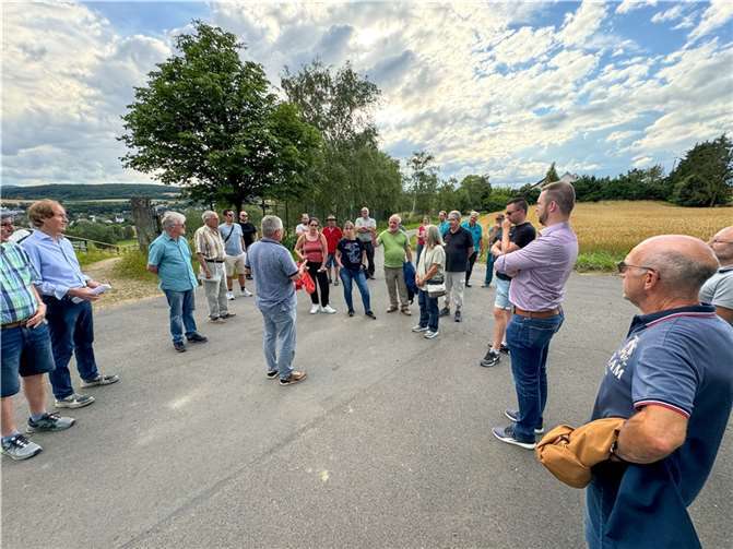 CDU-Ortsbegehung in Karweiler stieß auf reges Interesse.  Foto:M. Schneider