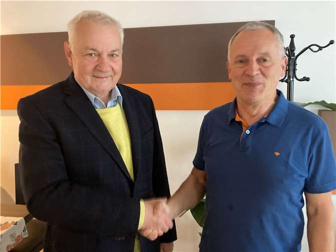 CDU-Ortschef Bernhard Groß gratuliert dem früheren Partei- und Fraktionsvorsitzenden Hermann Josef Becker (links) zur Vollendung des 70. Lebensjahres.  Foto: Heinz Schmitz