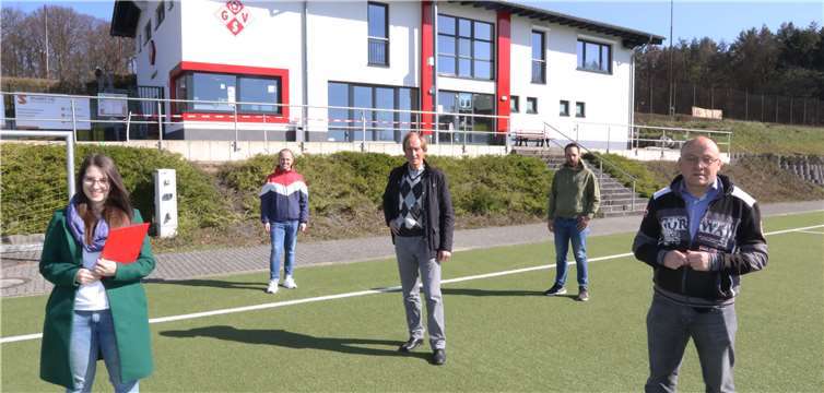 CDU-Ortstermin am Kunstrasenplatz in Grafschaft-Vettelhoven: Jennifer Jung, Maik Hintze, Ortsvorsteher Dr. Franz-Josef Schneider, Marcel Werner und Michael Schneider (v.l.n.r.). Foto: privat