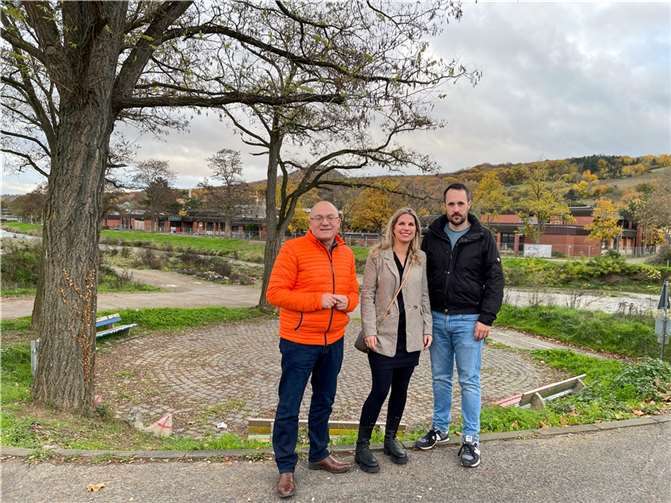 CDU-Ortstermin an der Ahr am alten Standort der Levana-Schule: Michael Schneider, Natalie Baum und Marcel Werner (v.l.n.r.). Foto: L. Werner