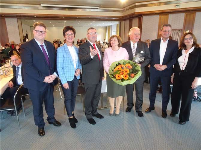 CDU-Prominenz ehrt Guido Ernst (v.l.) Ralf Seekatz (MdEU), Petra Schneider (MdL), Horst Gies (MdL), Beatrix Ernst und Guido Ernst, Christian Baldauf (MdL und CDU-Landesvorsitzender), Mechthild Heil (MdB).  Fotos: AKR