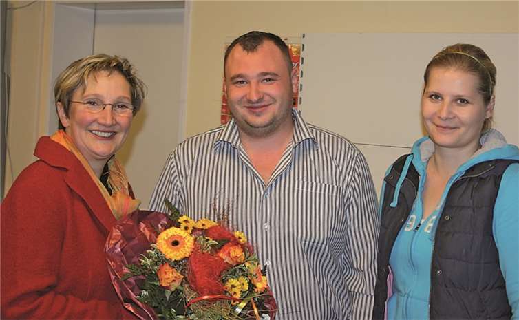 CDU-Ratsmitglied Maike Scholz begrüßte den Inhaber, Andreas Vojnarovski und seine Frau Dana mit Blumen. privat