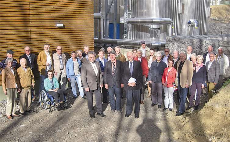 CDU Senioren und Frauenunion vor der Werkshalle - vorne von links nach rechts Geschäftsführer Heinz-Georg Noske, Abteilungsleiter Dirk Janßen und CDU Senioren-Vorsitzender Manfred Kolling.privat