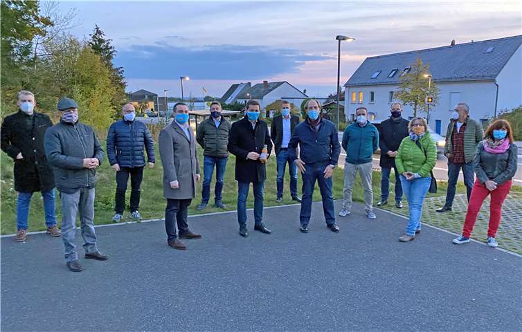 CDU-Spitzenkandidat Christian Baldauf, Landtagskandidat Torsten Welling, Ortsbürgermeister Paul Kreber und Mitglieder der lokalen CDU noch vor dem Lockdown auf dem Mitfahrerparkplatz Pfaffenheck im Rhein-Hunsrück-Kreis. Foto: privat
