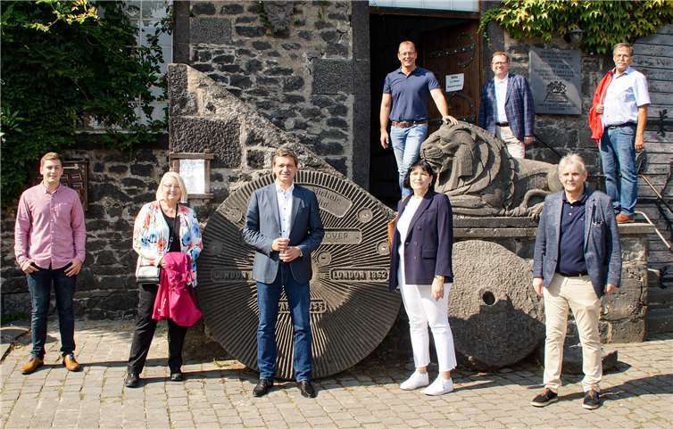 CDU-Spitzenkandidat Christian Baldauf MdL (3.v.l.) und Wahlkreiskandidatin Anette Moesta (4.v.l) besuchen Lavakeller in Mendig. Foto: privat