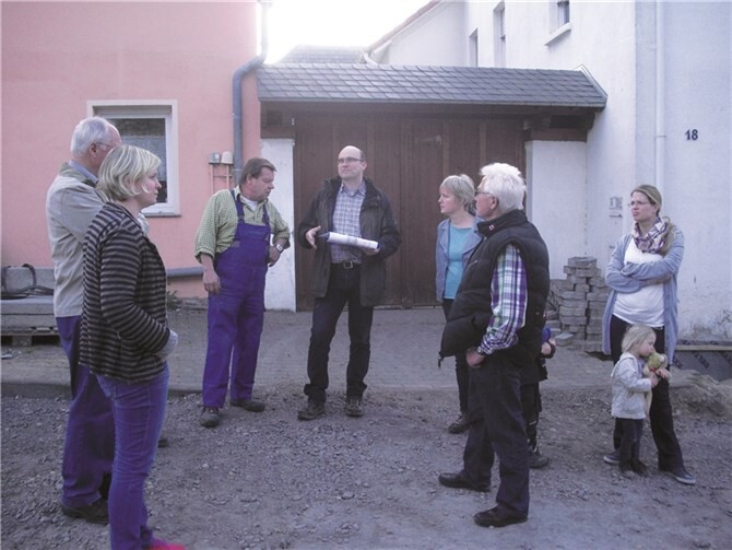 CDU-Spitzenkandidat Stefan Betzing erläuterte fachkundig und nahm Hinweise entgegen.  privat