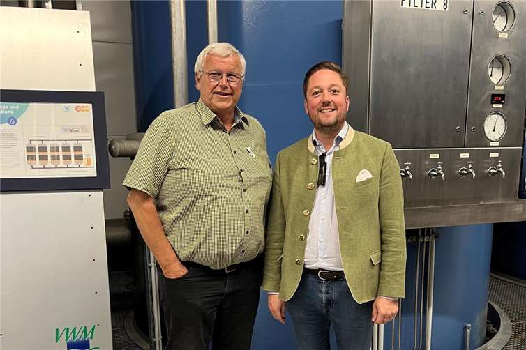 CDU-Stadträte August Hollmann (Güls) und Fabian Freisberg (Oberwerth) vor einer der insgesamt zehn Filteranlagen im Wasserwerk Oberwerth.  Foto: Christian Altmaier