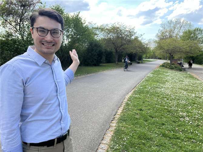 CDU-Stadtrat Philip Rünz blickt auf den Moselweg am Willy-Brandt-Ufer: Abends bleibt der stark frequentierte Abschnitt nahezu unbeleuchtet.  Foto: Michaela Cetto