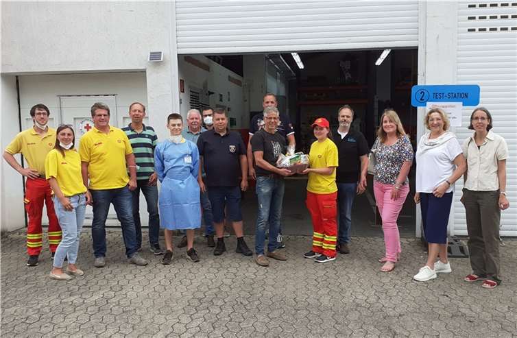 CDU-Stadtratsfraktionsvorsitzender Jürgen Walbröl übergibt Danke-Paket an Dr. Katharina Wassong, medizinische Verantwortliche des Testzentrums.  Foto: privat