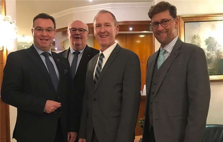 CDU-Stadtverbandsvorsitzender Horst Gies, Klaus Schneider, CDU Gimmigen, der CDU-Kandidat für das Amt des Ortsvorstehers in Gimmigen, Stephan Hübinger, und der Vorsitzende des CDU-Ortsverbands Bad Neuenahr-Kirchdaun-Gimmigen, Detlef Odenkirchen, freuen sich über die Nominierung Hübingers. CDU-Ortsverband Bad Neuenahr