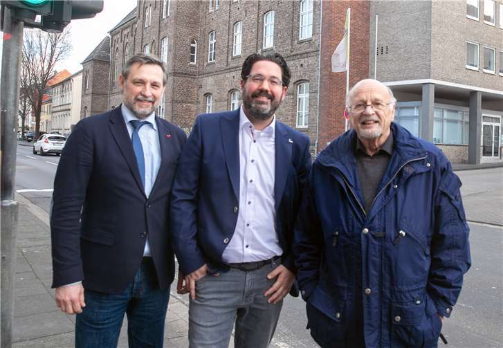 CDU-Verbandsvorsitzende Markus Pütz (links) und Vorstandssprecher Karl Krakow (rechts) stellten bei einer Pressekonferenz Oliver Wolf als Bürgermeisterkandidaten der Rheinbacher CDU vor.Foto: JOST