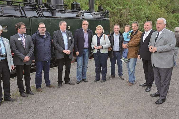 CDU-Vertreter aus Bad Breisig und Brohl gratulieren zusammen mit Landratskandidat Dr. Jürgen Pföhler (2.v.r.) dem Vorsitzenden der IBS, Frank Muth (li.) und Herrn Haubner von der Brohltaleisenbah (3.v.l.) 