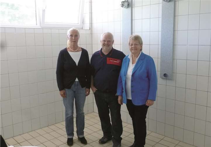 CDU-Vertreter besichtigen erneut die Bezirkssportanlage "Schmitzers Wiese": Monika Sauer, Eitel Bohn und Anne Schumann-Dreyer. privat