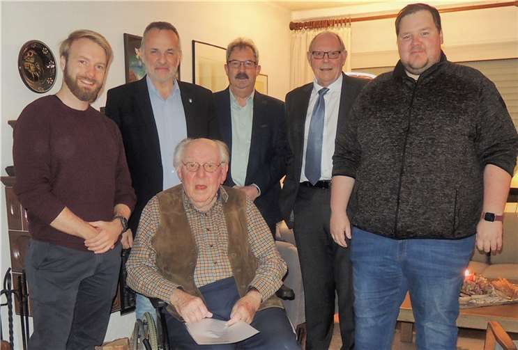 CDU-Vertreter ehren Friedrich Schreyer: v.l. Simon Behrens, Jörg Schmidt, Friedrich Schreyer, Christoph Fiévet, Dr. Dieter Braun, Andreas Netterscheidt. Foto: privat