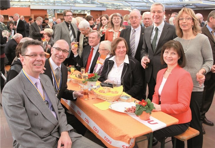 CDU-Vorsitzender Jürgen Schwerdtfeger und Bürgermeister Bert Spilles mit Gästen im Gespräch.