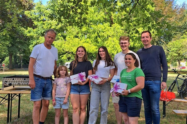 CDU-Vorsitzender Knut von Wülfing (links) und Fraktionsvorsitzender Korbinian Wester (rechts) bedankten sich bei den Betreuern der Ferienfreizeit Nele Goldammer, Jana Kox, Tobias Konrad und Kira Walbröhl.